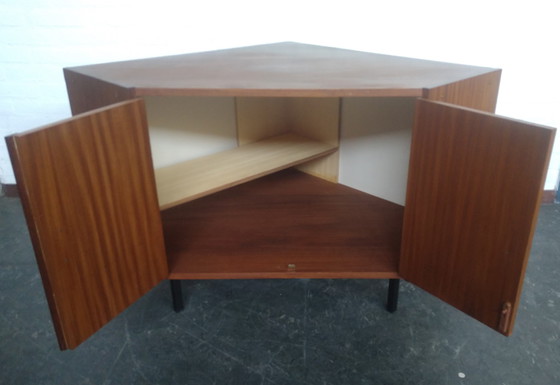 Image 1 of Armario esquinero de mediados de siglo 1960