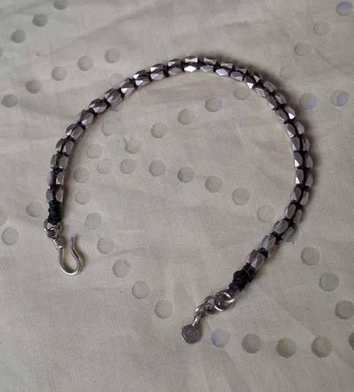 Verstelbare, flexibele armband van sterling zilver, geschikt voor polsen met een omtrek van 21,5 tot 23 cm.