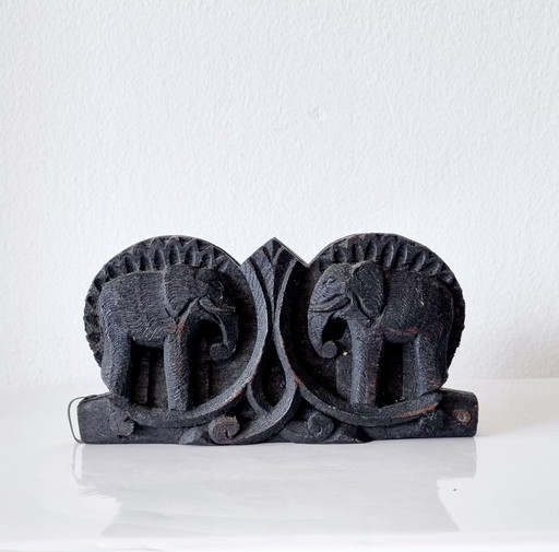 Balance ancienne dans un boîtier en teck sculpté.