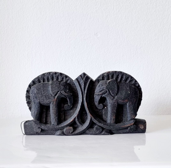 Image 1 of Antica bilancia in legno di teak intagliato.