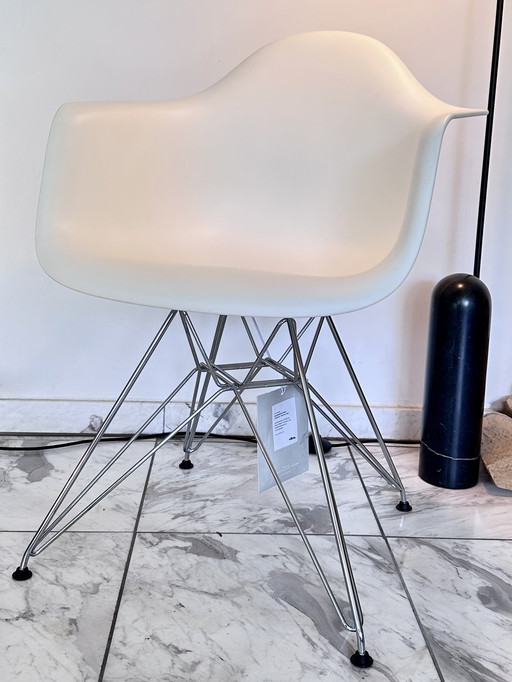 Vitra Eames Plastic Armchair DAR