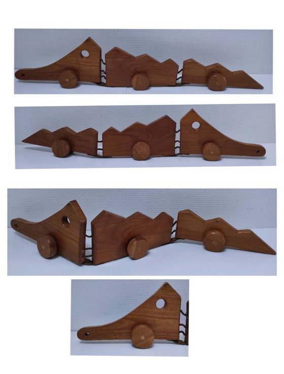 Image 1 of Escultura articulada de cocodrilo de madera maciza