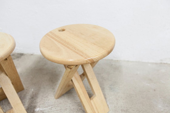 Image 1 of Een paar opklapbare krukjes van Adrian Reed uit de jaren 80.