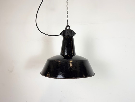 Image 1 of Lampada industriale in smalto nero con parte superiore in ghisa, anni '50