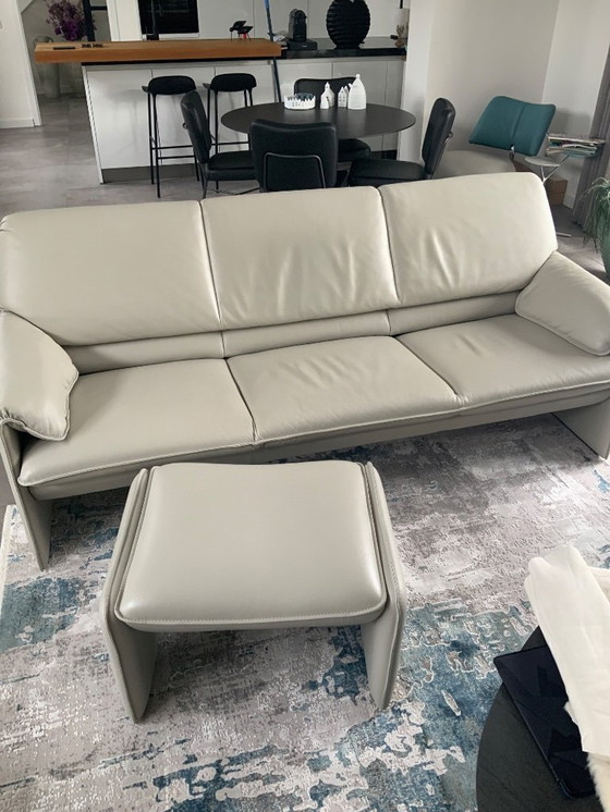 Image 1 of Leolux Bora Bèta 3-zits  bank met bijbehorende poef