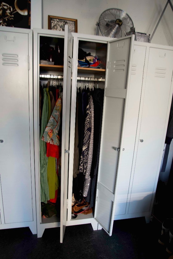 Image 1 of 3 Lockers Grijs Metaal Met Hangstangen en Een Plankje