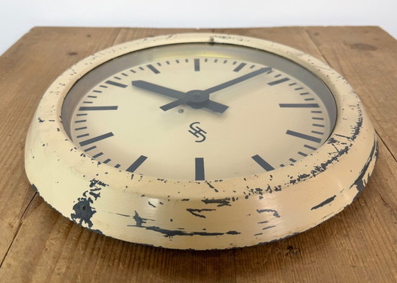Horloge murale industrielle beige de Siemens, années 1950 – Pendules, Glass, Iron (photo 8 of 16)