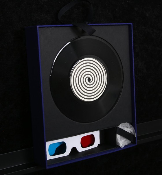 Image 1 of Caja de objetos firmada «Visión del color – Martin Eder – El método hipnótico de inducción espectral binocular»