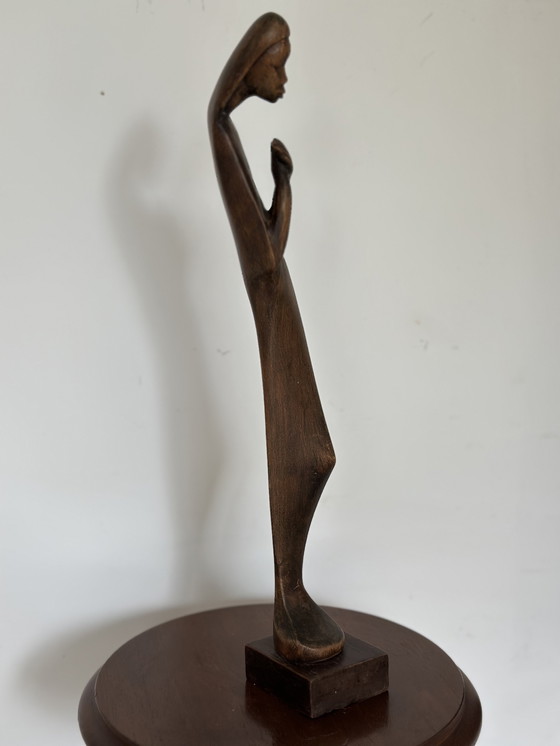 Image 1 of Sculpture religieuse moderne en bois – Figure stylisée de la Vierge (XXe siècle)
