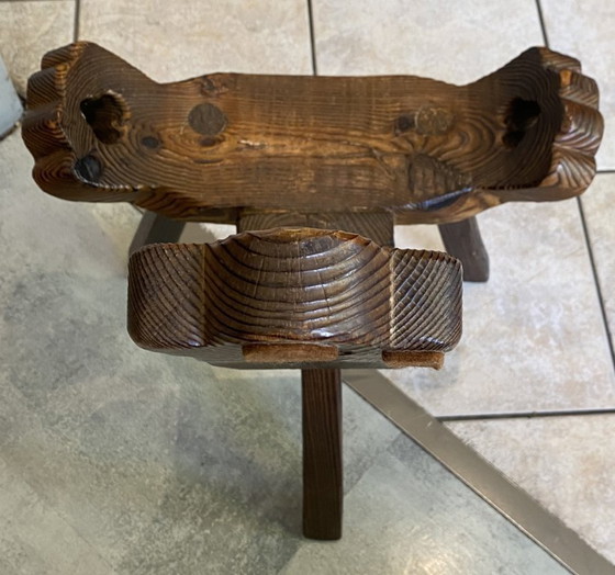 Image 1 of antieke brutalistische driepootstoel nr. 1, gesneden uit massief hout