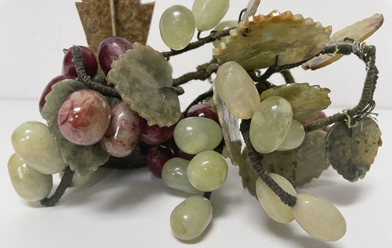 Image 1 of Wijnrank met bladeren en druiven in steen en bewerkte jade, China, midden 20e eeuw