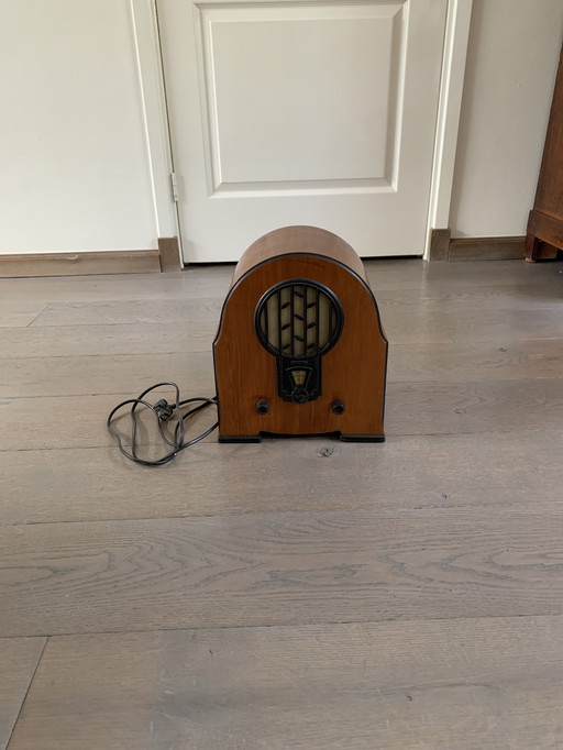 Goedwerkende retro radio van Philips.