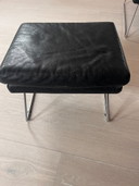 2 sillones y otomana Don de piel negra. Marca Gerard van den Berg.