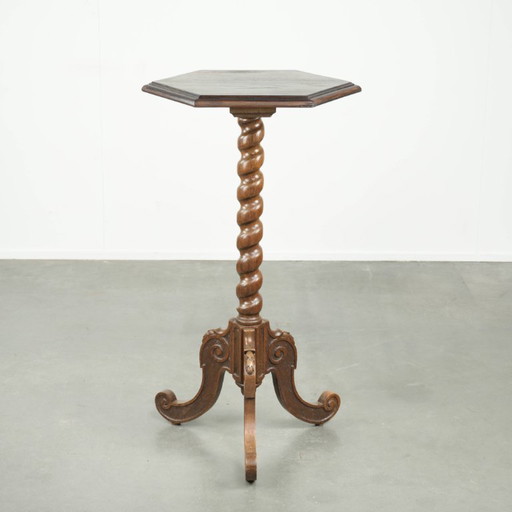 Élégante table d'appoint/table haute ancienne en chêne, ornée de magnifiques sculptures sur bois et dotée d'un pied tourné.
