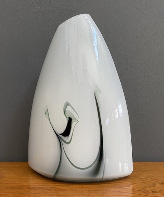 Image 1 of Witte en groene glazen vaas uit de Pomax Hom-collectie