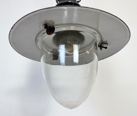 Image 1 of Industriële Duitse zwarte emaille hanglamp met glazen kap, jaren 30