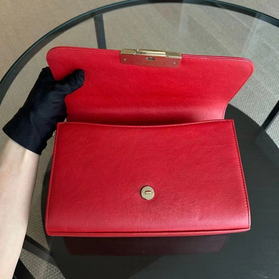 Image 1 of Borsa Chanel Medium Label Click Flap in pelle di vitello trapuntata e martellata, colore rosso, con finiture dorate, serie 24.