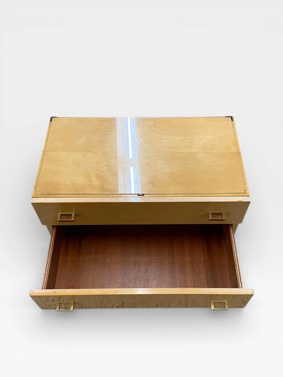 Table de nuit / Commode Vintage Mid Century – Placage érable – Poignées laiton – Plateau verre – Années (photo 3 of 10)