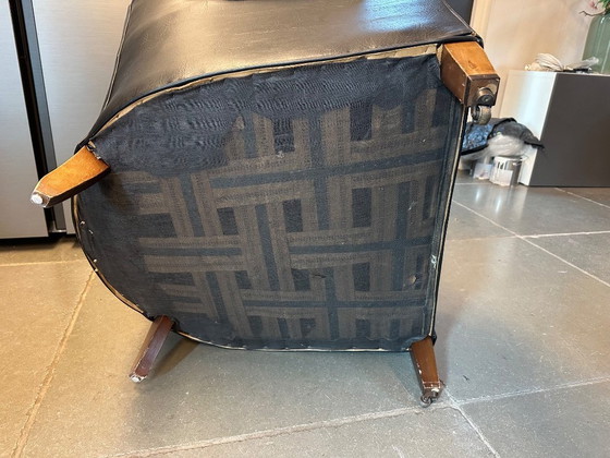 Image 1 of Poltrona vintage in pelle nera trapuntata con pouf