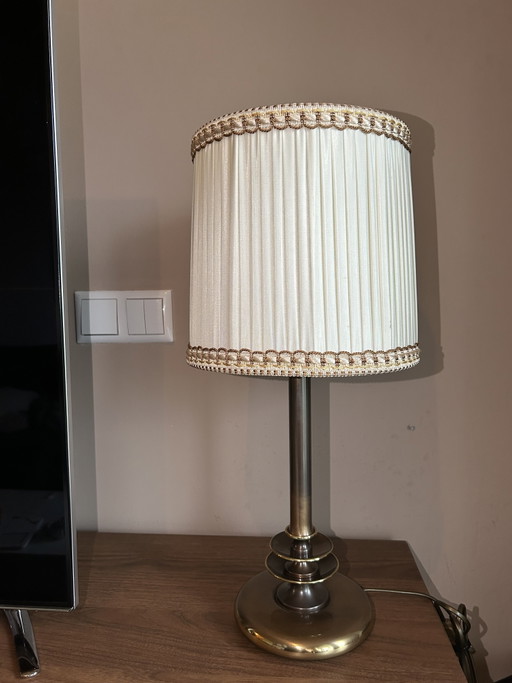 Lámpara de mesa clásica de latón con pantalla plisada (vintage)