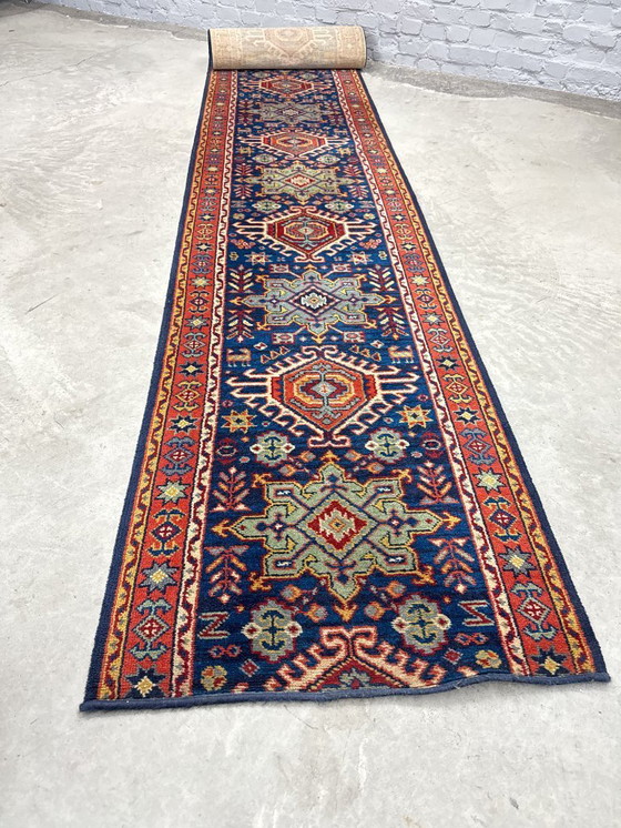 Image 1 of Tappeto lungo decorativo in stile Mid-Century, nei toni dell'indaco e della terra. 470 x 70 cm.