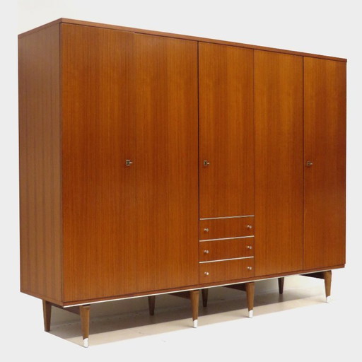 Ampio armadio vintage a 5 ante con tre cassetti in teak, anni '60.
