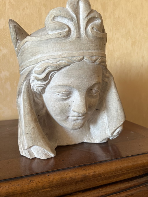 Escultura antigua de piedra hecha a mano que representa a Betsabé.
