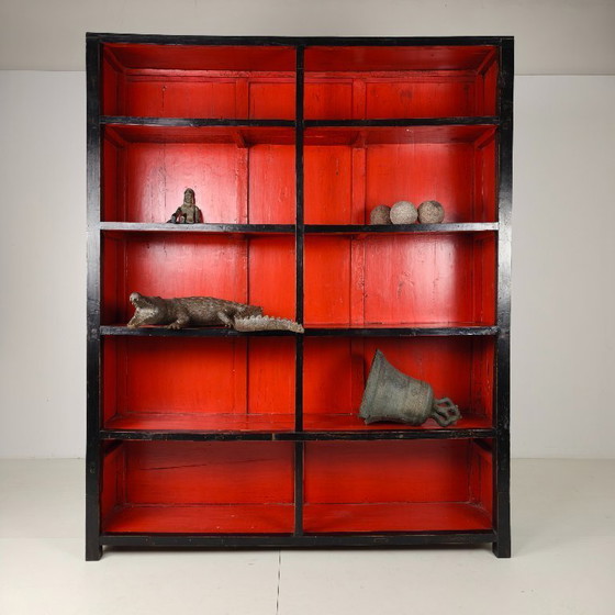Image 1 of Gran vitrina/librería abierta china antigua con laca roja en el interior.