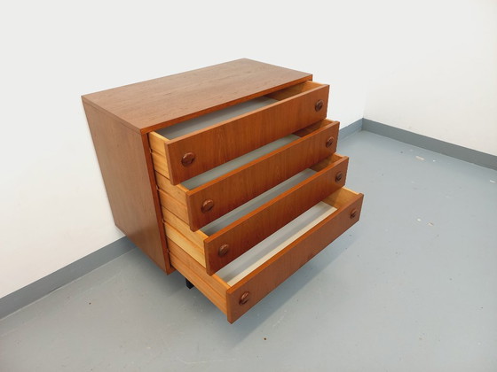 Image 1 of Vintage Scandinavische ladekast in teakhout en zwart metaal uit de jaren 60