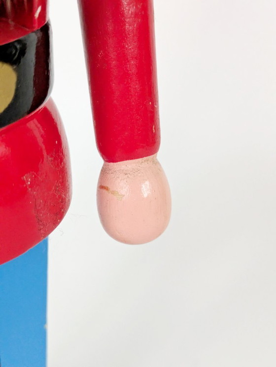 Image 1 of Statuetta tedesca vintage dello Schiaccianoci | Decorazione natalizia in legno fatta a mano