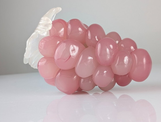 Image 1 of Sculpture en verre de Murano représentant une grappe de raisin, rose et blanc, milieu du XXe siècle