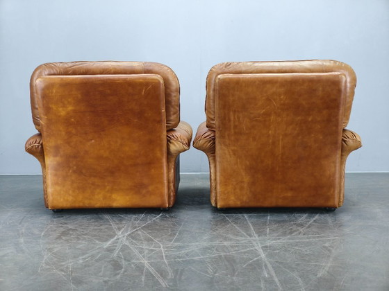 Image 1 of Een paar Arcon Italia loungefauteuils van cognacbruin buffelleer.