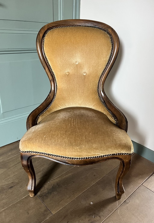Fauteuil vintage avec revêtement en velours – structure classique en bois
