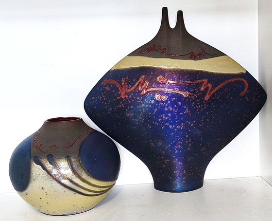 Atemberaubende Joan Carrillo Studio Keramik Vasen, Irisierendes Lüsterglasur, 2er Set (Makellos), Blau (Foto 14 von 15)