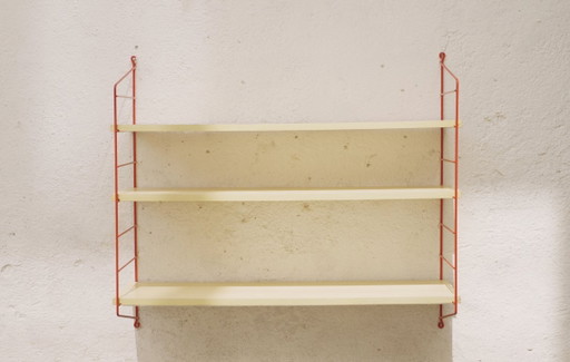 Estantería de pared estilo Tomado String, alambre de metal rojo, chapa de roble, estilo escalera de mediados de siglo.