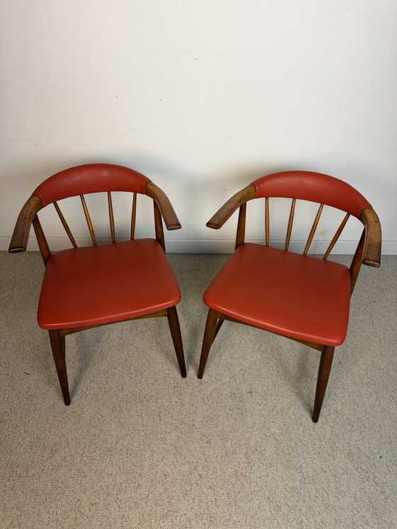 Image 1 of Par de sillones escandinavos de teca y piel sintética roja – década de 1960