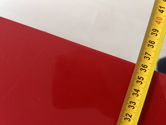 Image 1 of 2 leuchtend rote Spinde