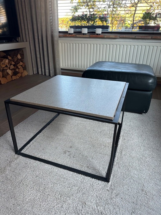 Image 1 of Juego de dos mesas de centro de diseño: travertino y metal negro.