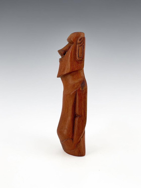Image 1 of Sculpture Moai vintage sculptée à la main – bois massif, style tiki/milieu du siècle