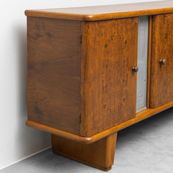 Image 1 of Aparador antiguo de madera de nogal con vetas y detalles decorativos de los años 40.