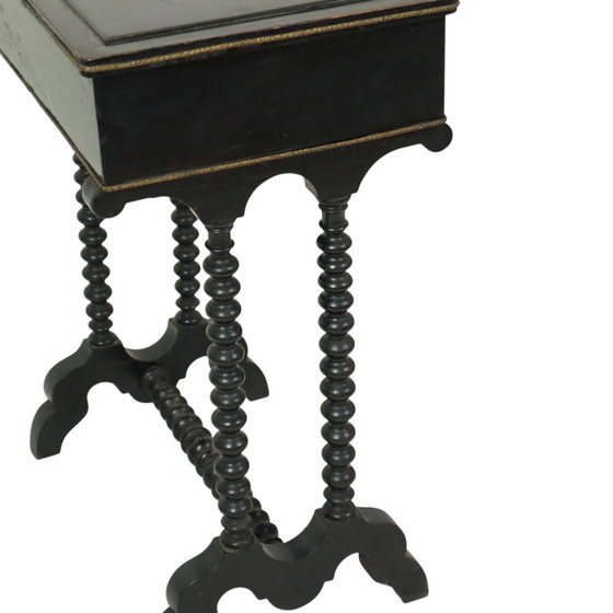 Image 1 of Table d'appoint antique laquée noire