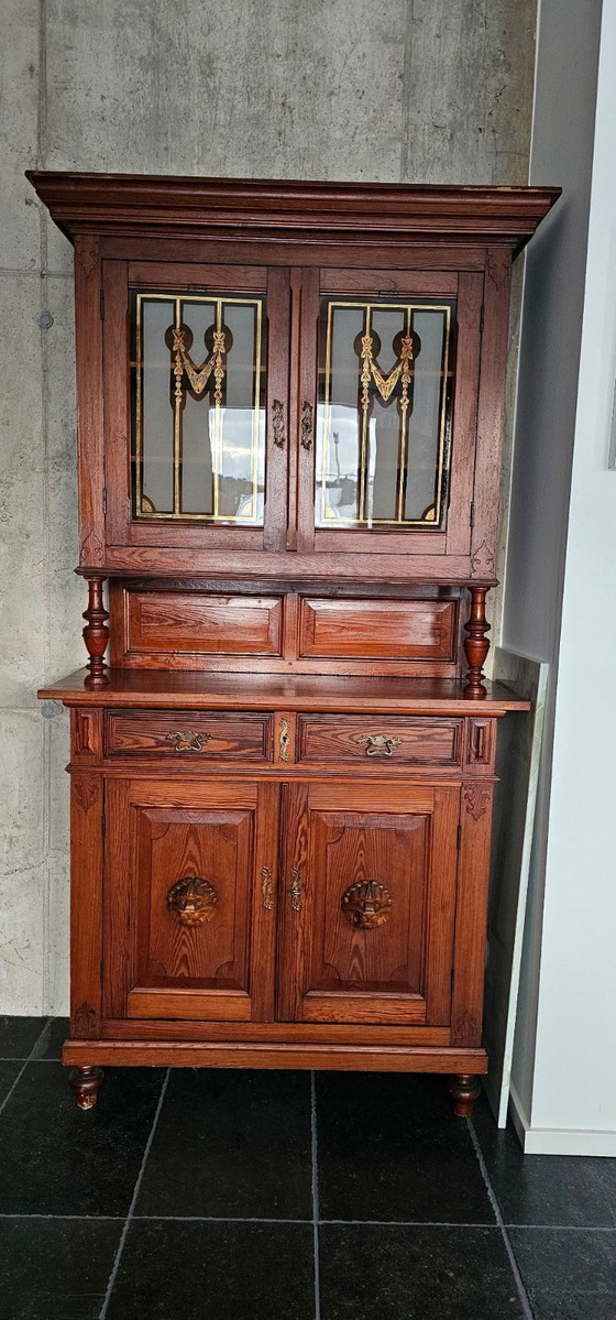 Image 1 of 2 identieke Art Nouveau vitrines uit circa 1900 met geglazuurd glas