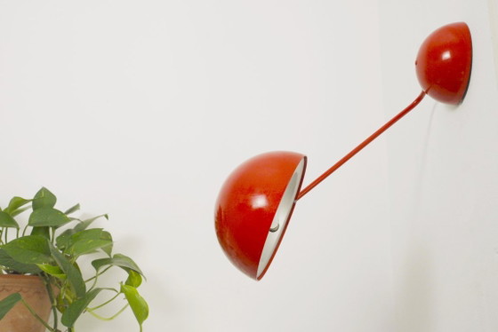 Image 1 of Vintage Italiaanse wandlamp, rode metalen wandlamp, mid-century modern, space age leeslamp