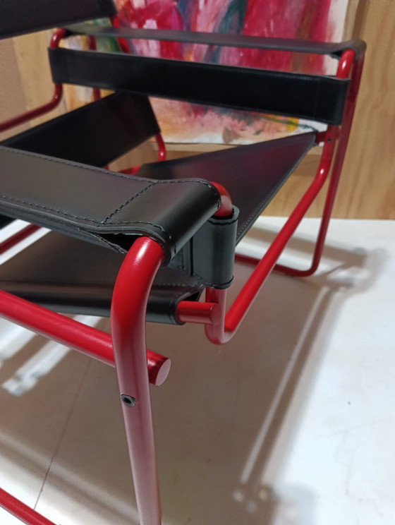 Image 1 of Bolso Knoll Wassily B3 rojo mate, nuevo-usado, en piel negra, de Marcel Breuer.