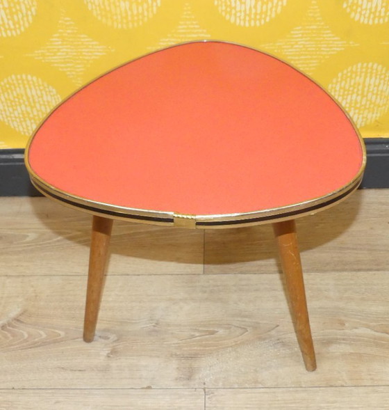 Image 1 of Taburete de flores original de los años 50 y 60 Resopal Rojo Ø34 H32 Mesa riñón con decoración retro