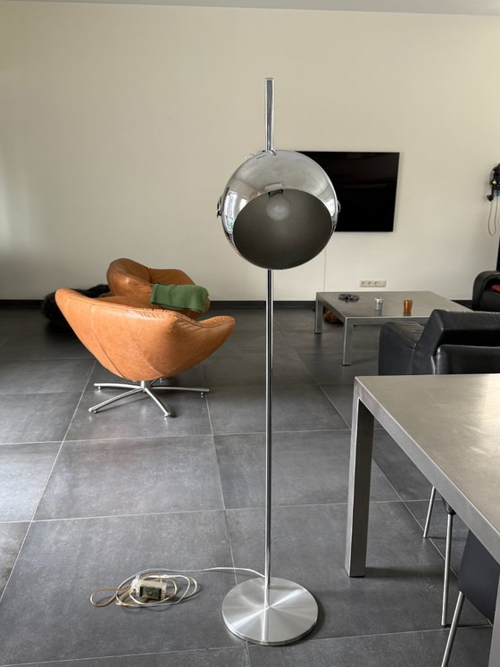 Hala Zeist - 696 - Design Space Age - Vintage - Lampada da terra con paralume cromato, base in alluminio (photo 10 of 11)