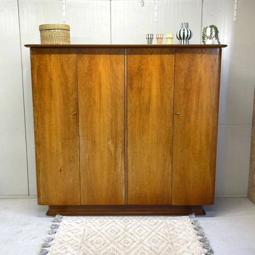 Elegante armadio vintage di metà secolo a 4 ante con appendiabiti e gambe