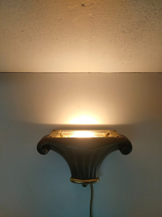 Image 1 of Lampada da parete in stile Art Déco Hollywood Regency, color oro e marrone, con illuminazione alogena.