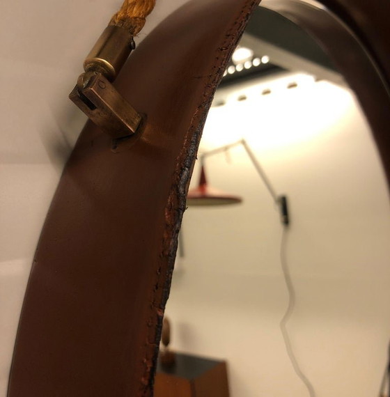 Image 1 of https://www.1stdibs.com/furniture/mirrors/wall-mirrors/pizzetti-cognac-leather-mirror-1950s-italy/id-f_33697732/