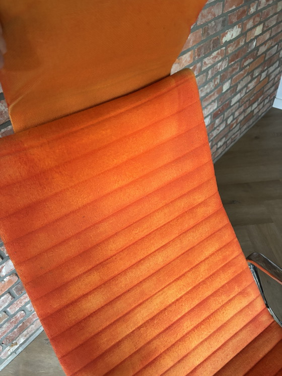 Image 1 of Herman Miller Eames EA 124 Lounge Chair - Arancione, Cromato